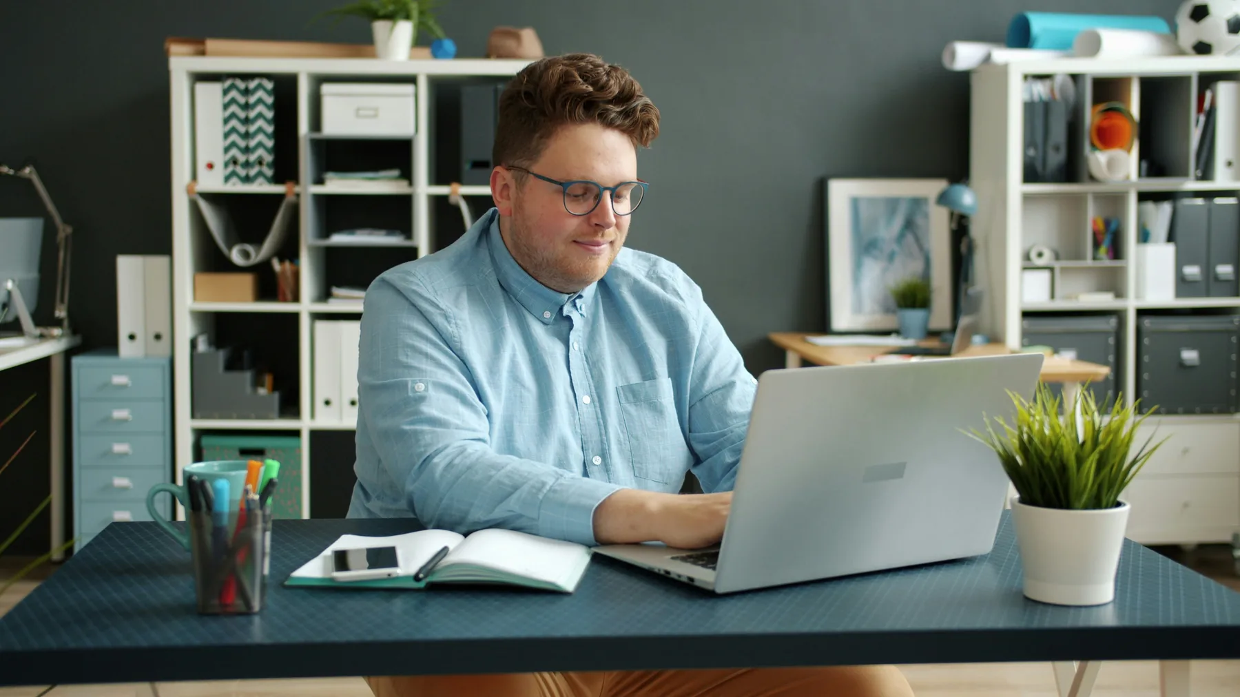 Właściciel małej firmy pracujący przy laptopie