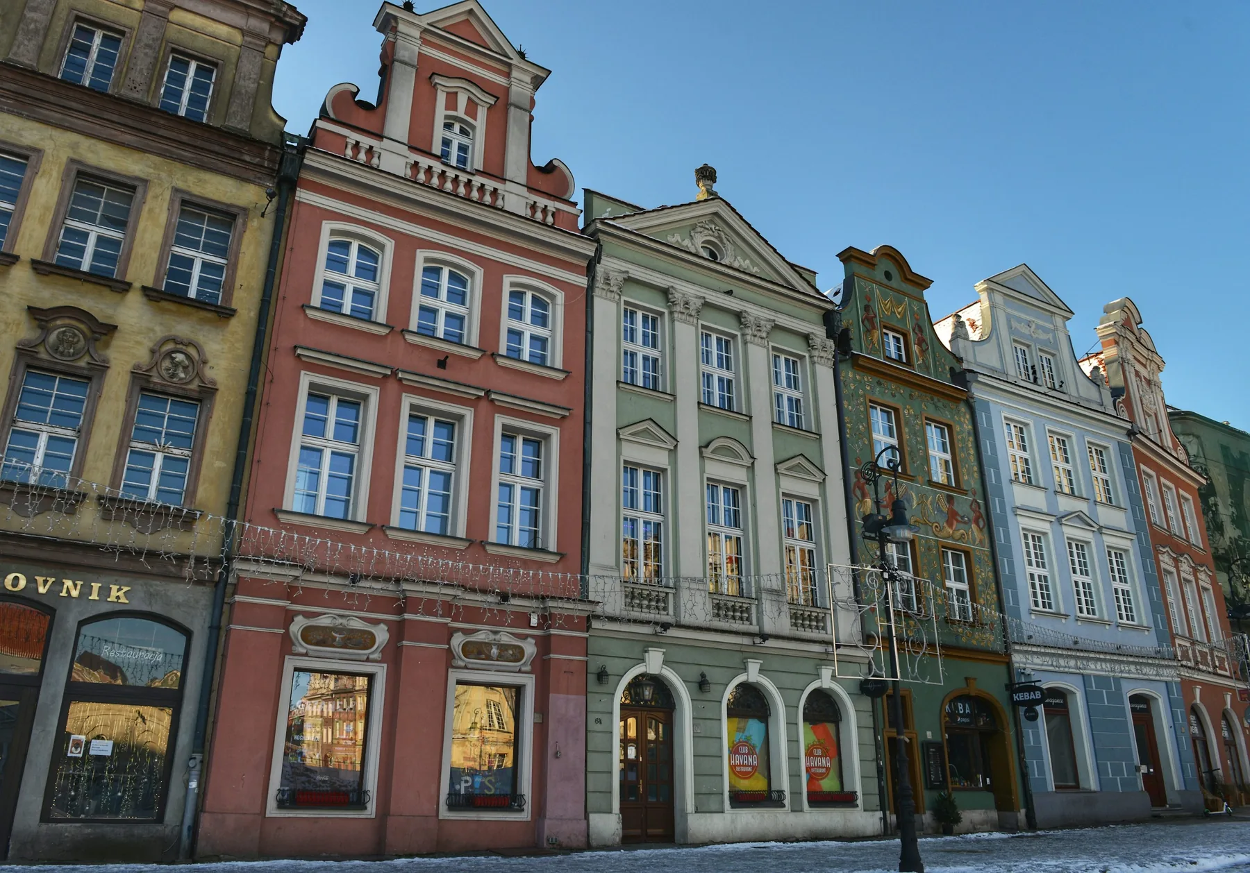 Kolorowe kamienice w centrum Poznania